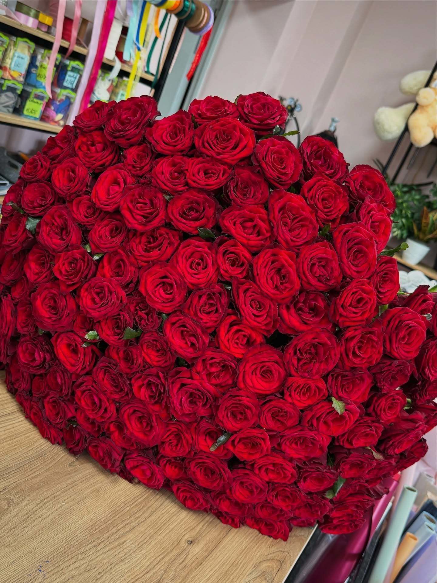 Букет із 133 бордових троянд 
