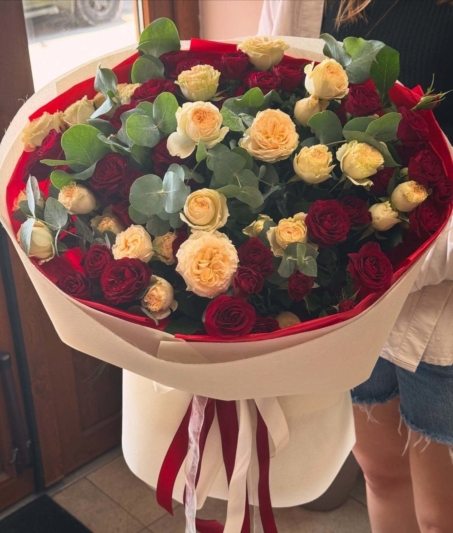 Букет із 23 кущових троянд з евкаліптом