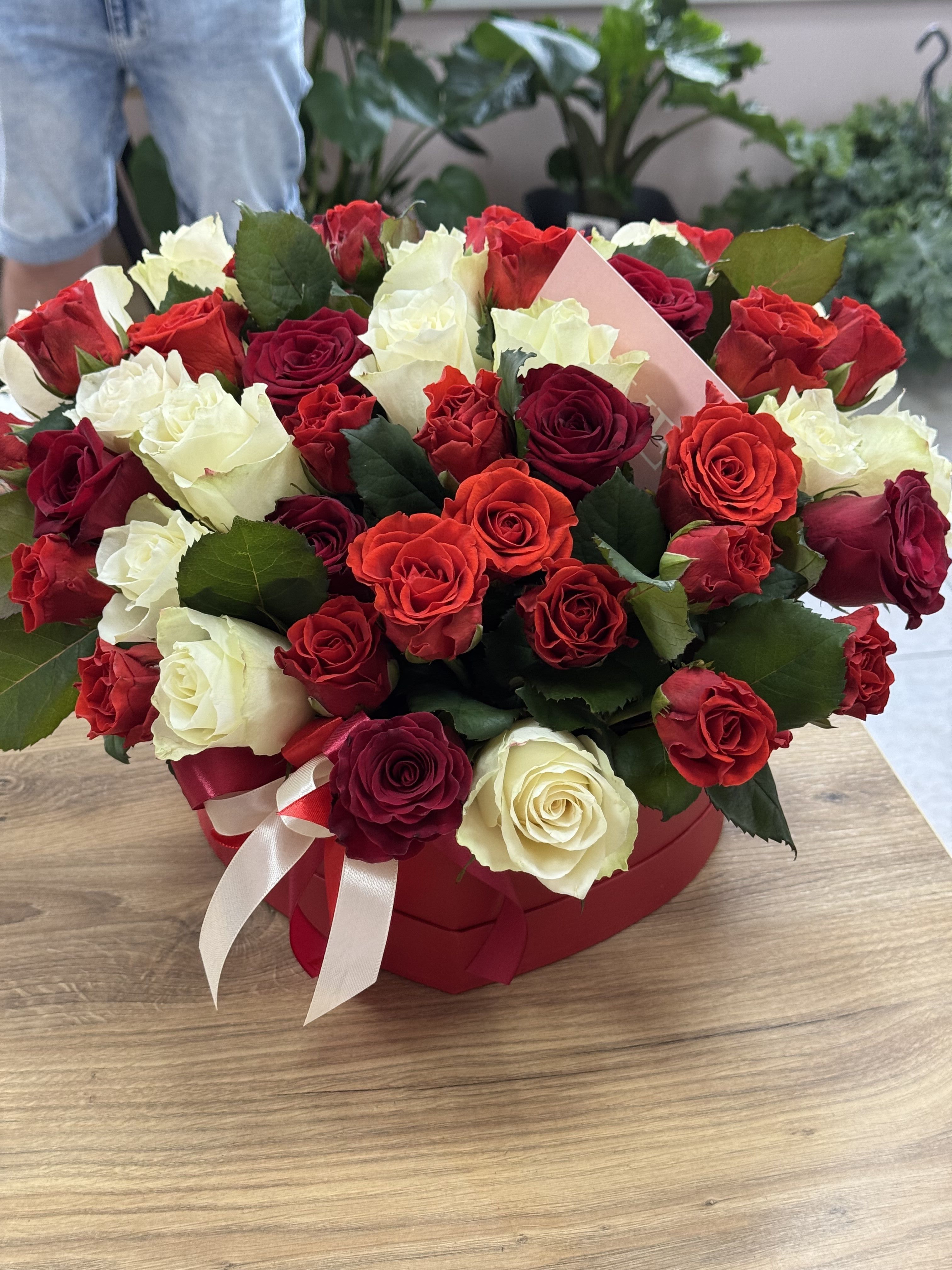 Композиція із 41 троянди у коробці