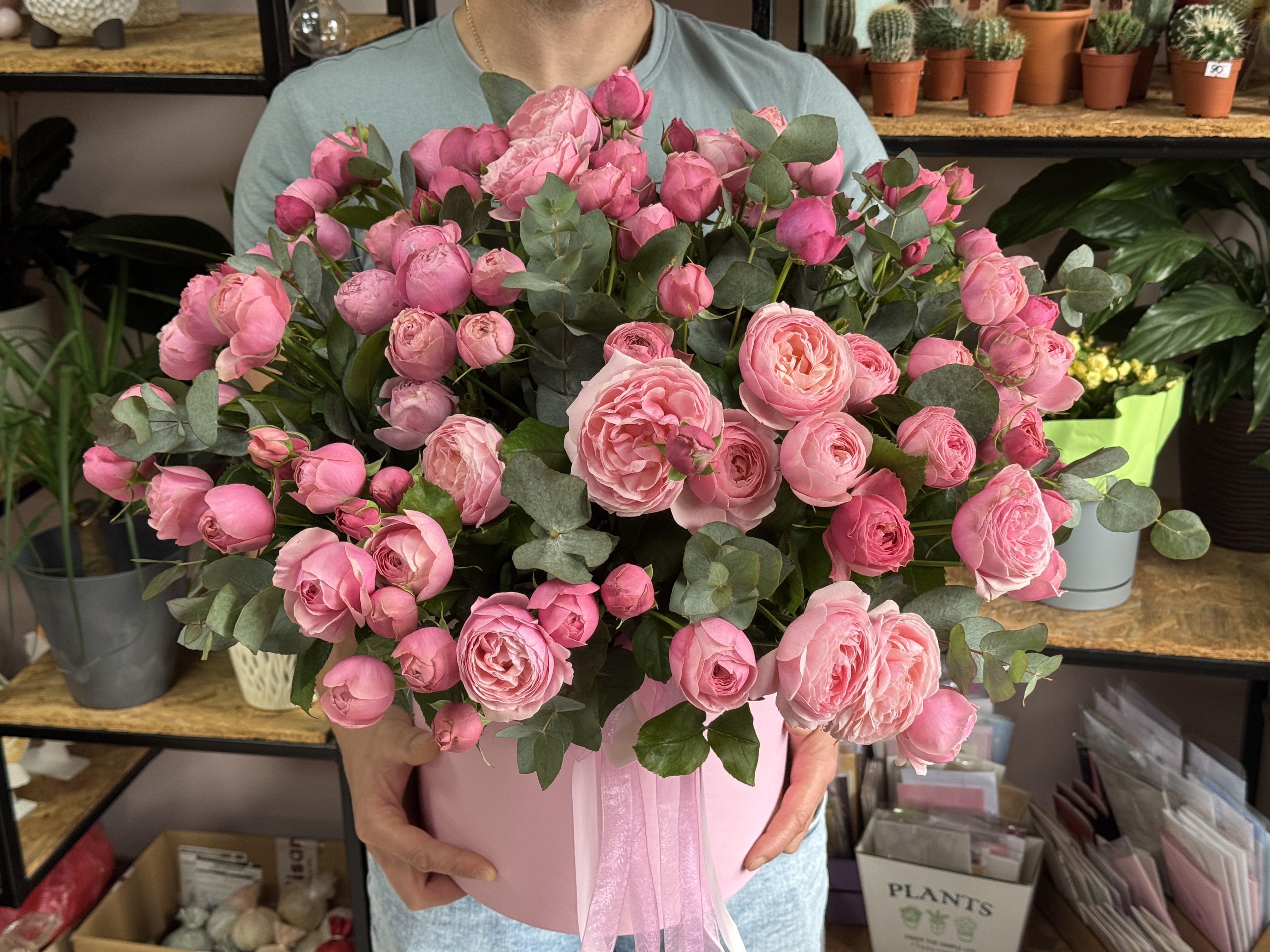 Композиція з піоновидної троянди в коробці