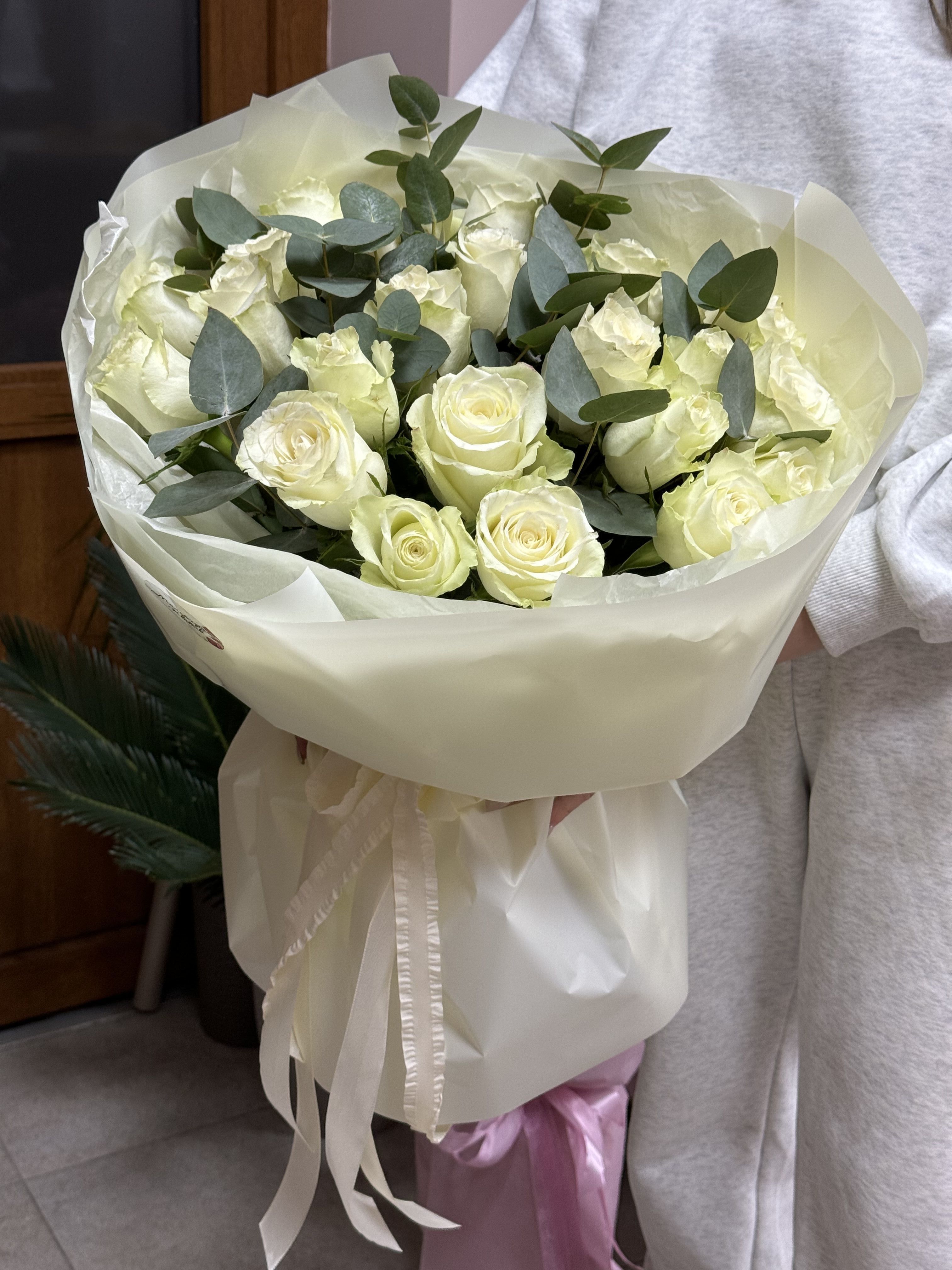 Букет з 25 білих троянд з додаванням евкаліпту