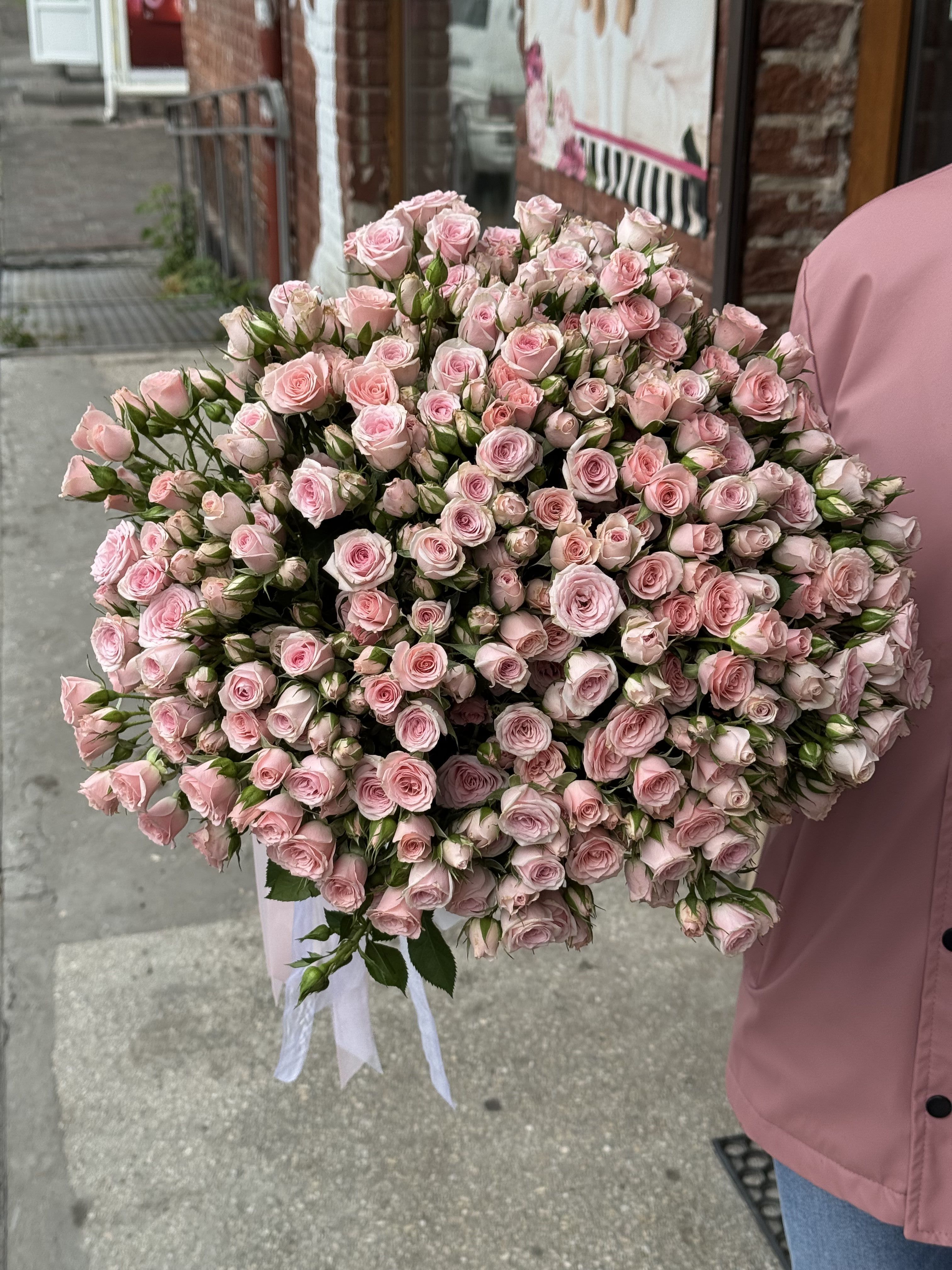 Букет із 31 кущової троянди