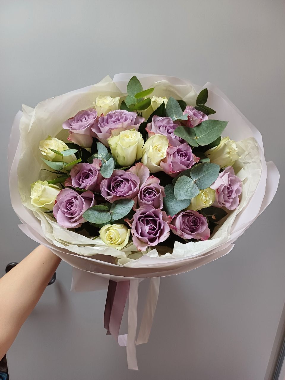 Букет з 21 троянди і евкаліптом