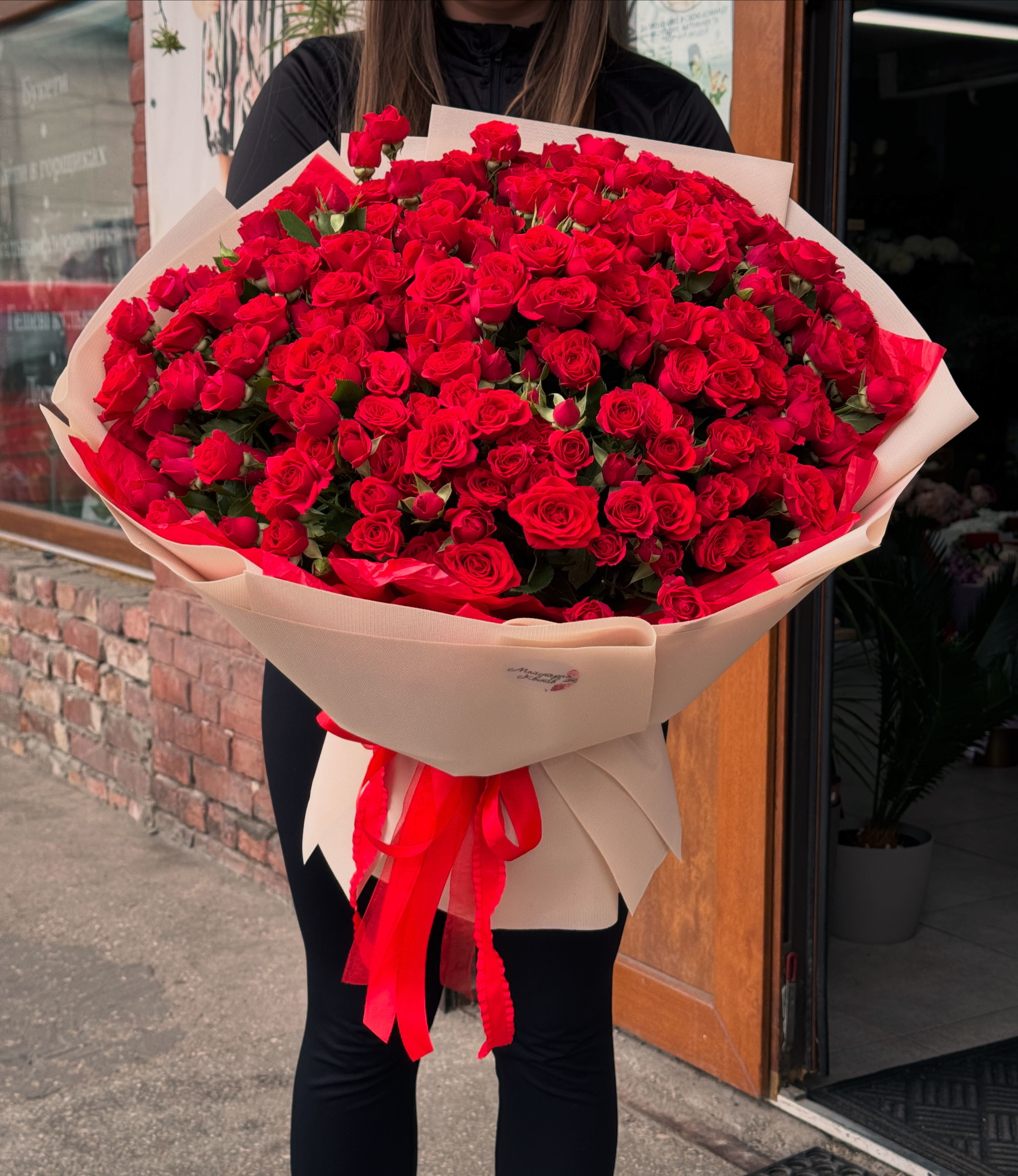 Букет із 51 кущової троянди 
