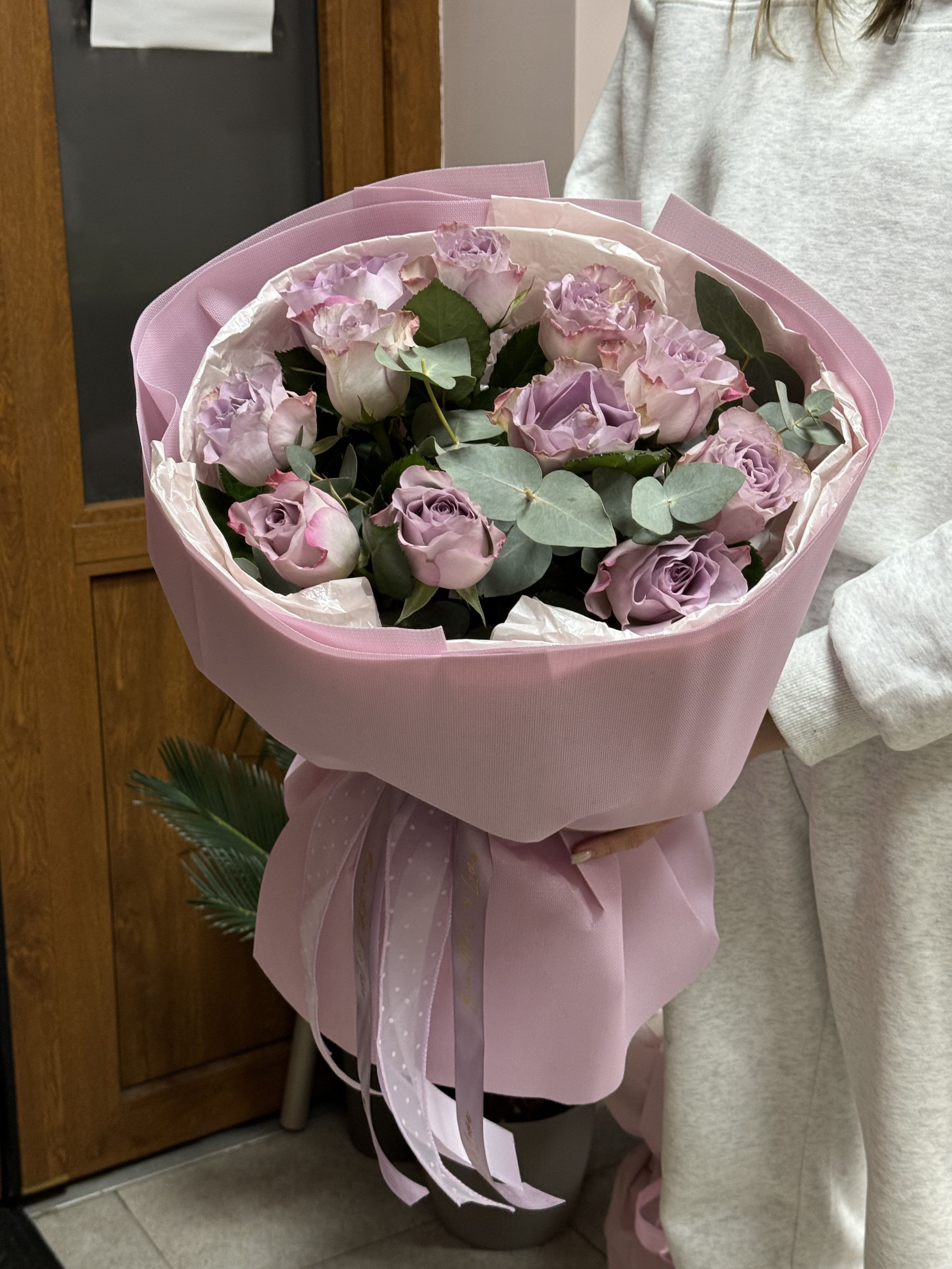 Букет з 11 троянд з додаванням евкаліпту 