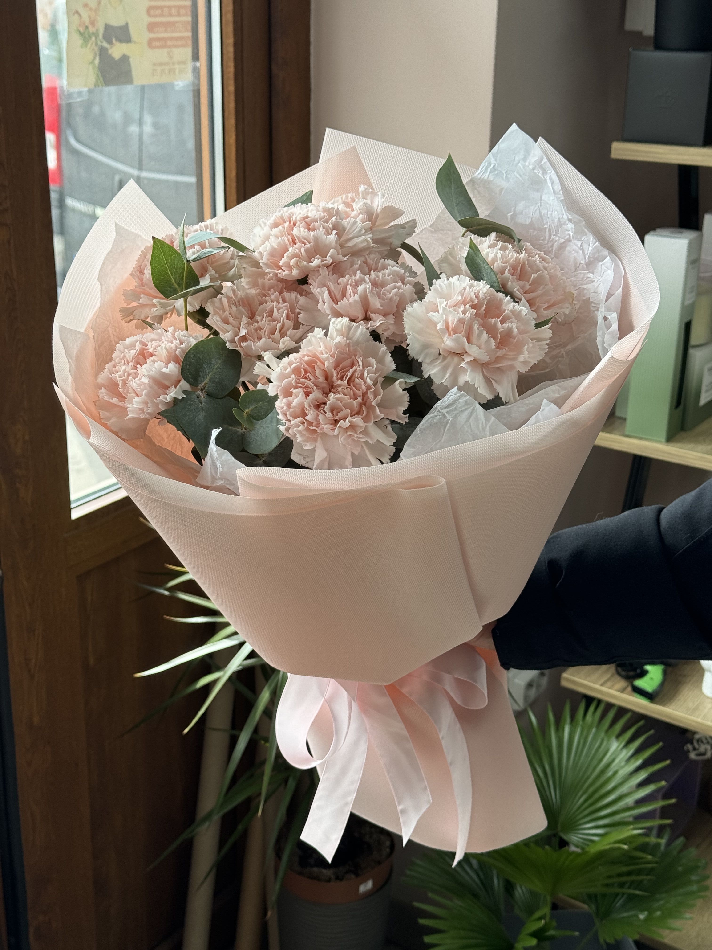 Букет з 9 діантусів з евкаліптом 