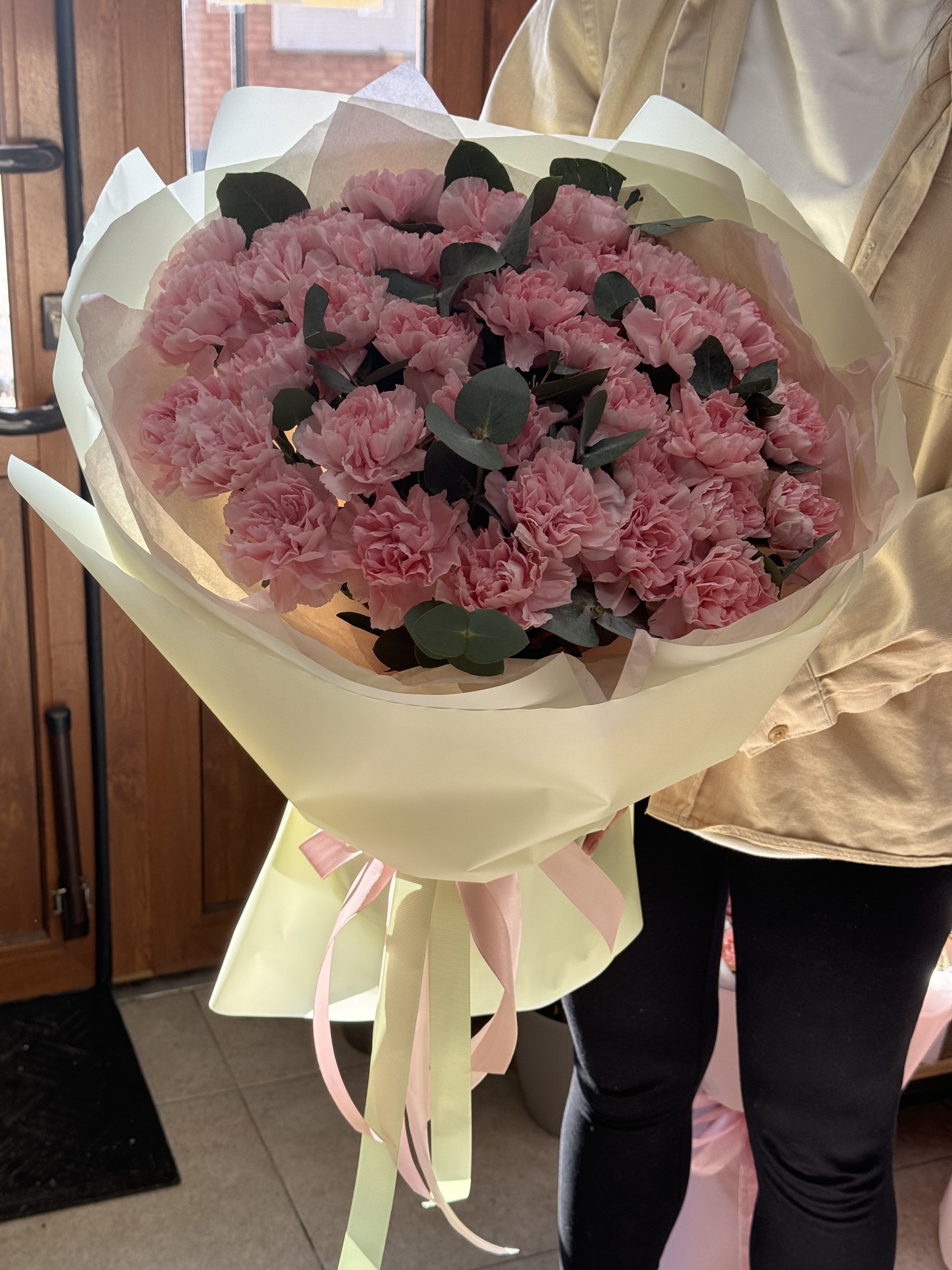 Букет з 39 діантусів з додаванням евкаліпту  