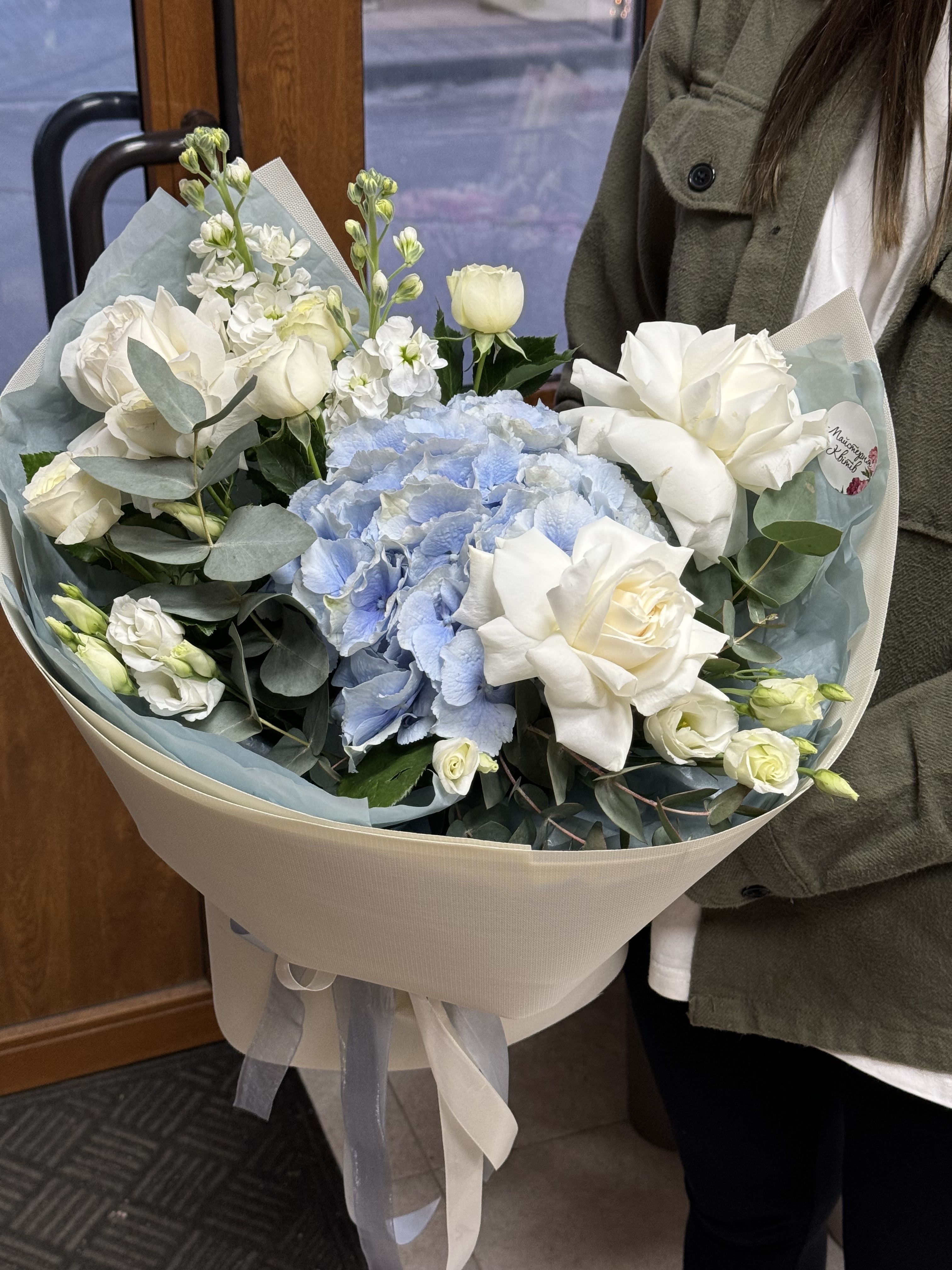 Букет з гортензією та французькою трояндою