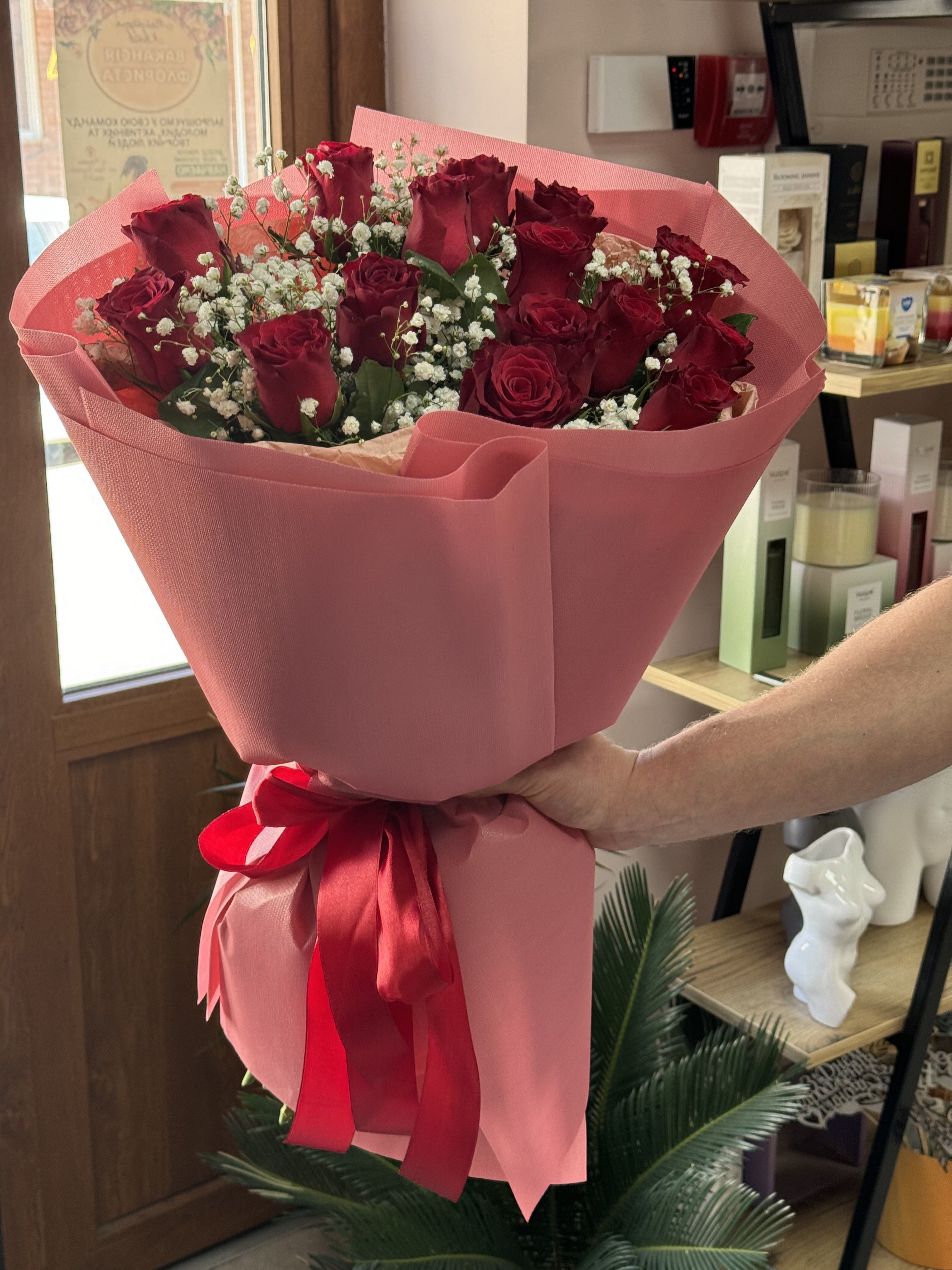 Букет з 15 троянд з додаванням гіпсофіли 