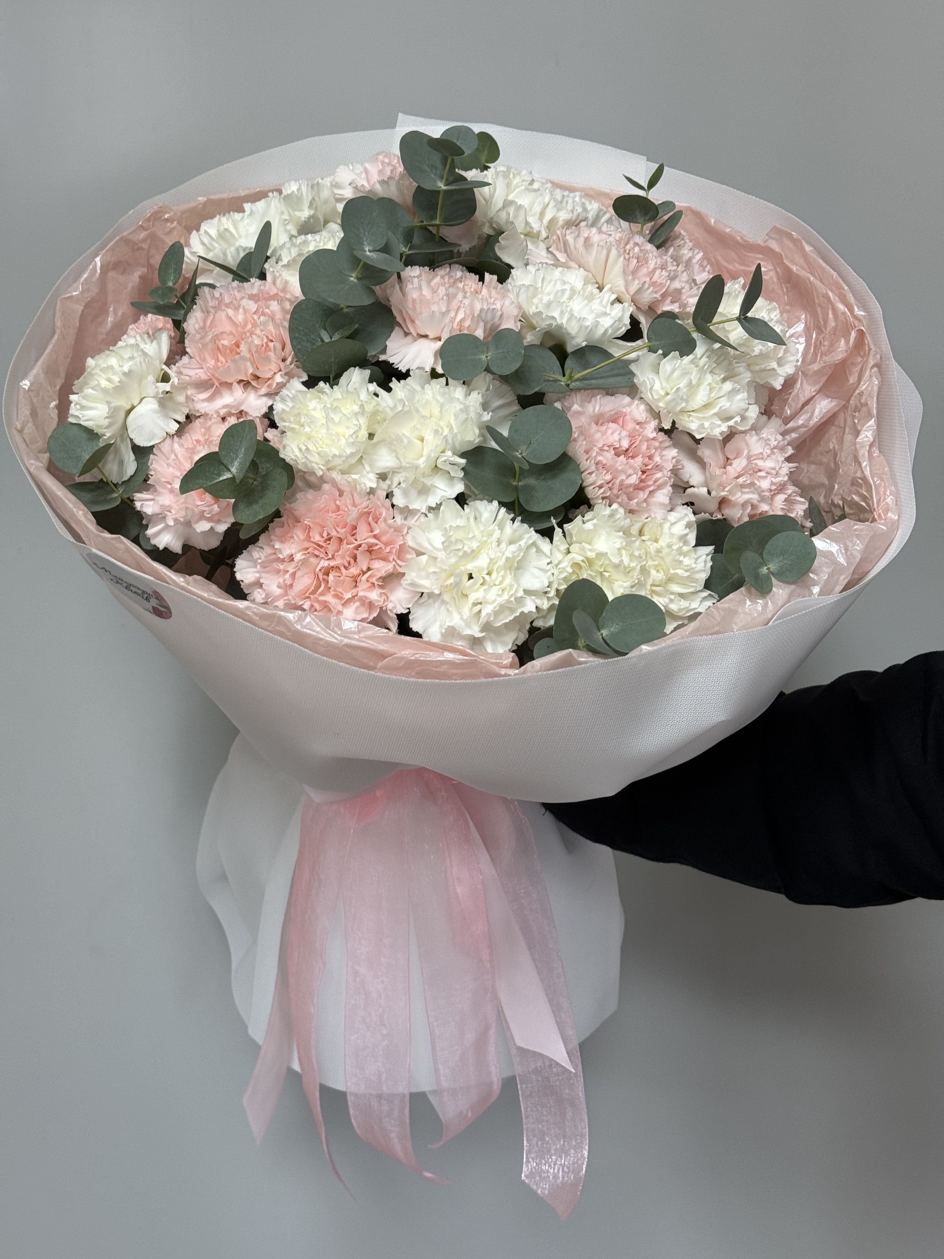 Букет з 27 діантусів із додаванням евкаліпту