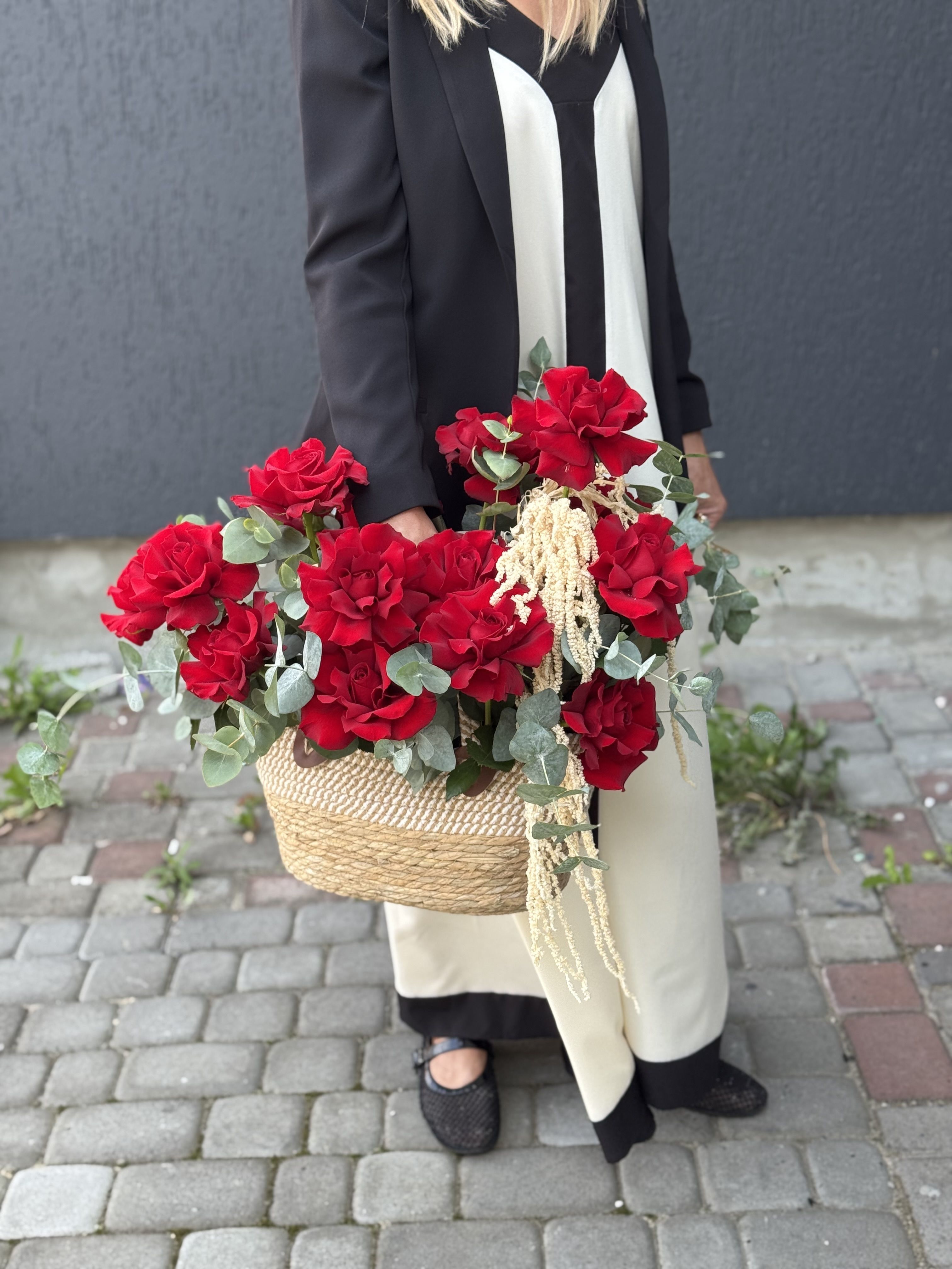 Французька троянда у плетеному кашпо 