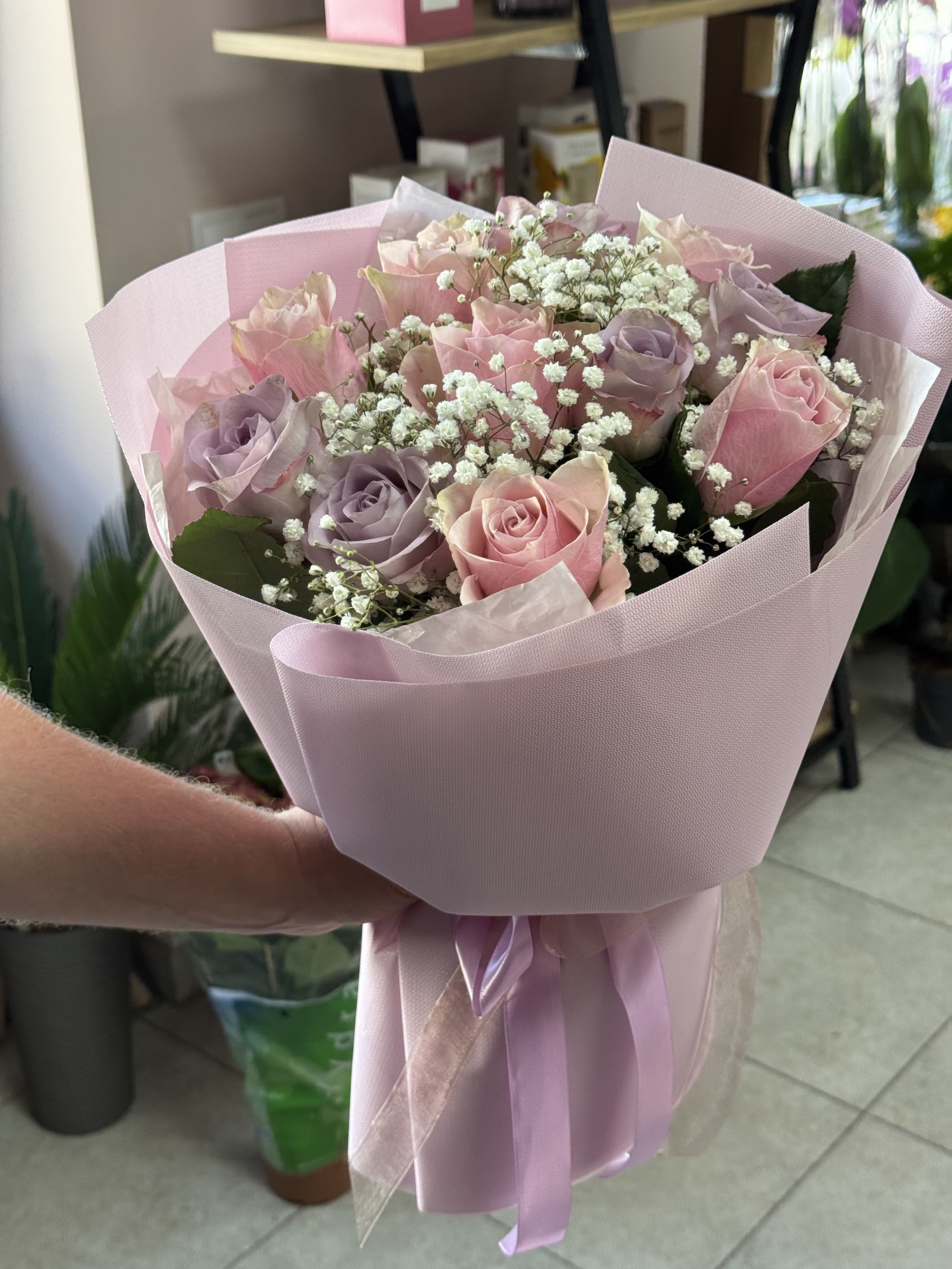 Букет з 11 троянд з гіпсофілою 