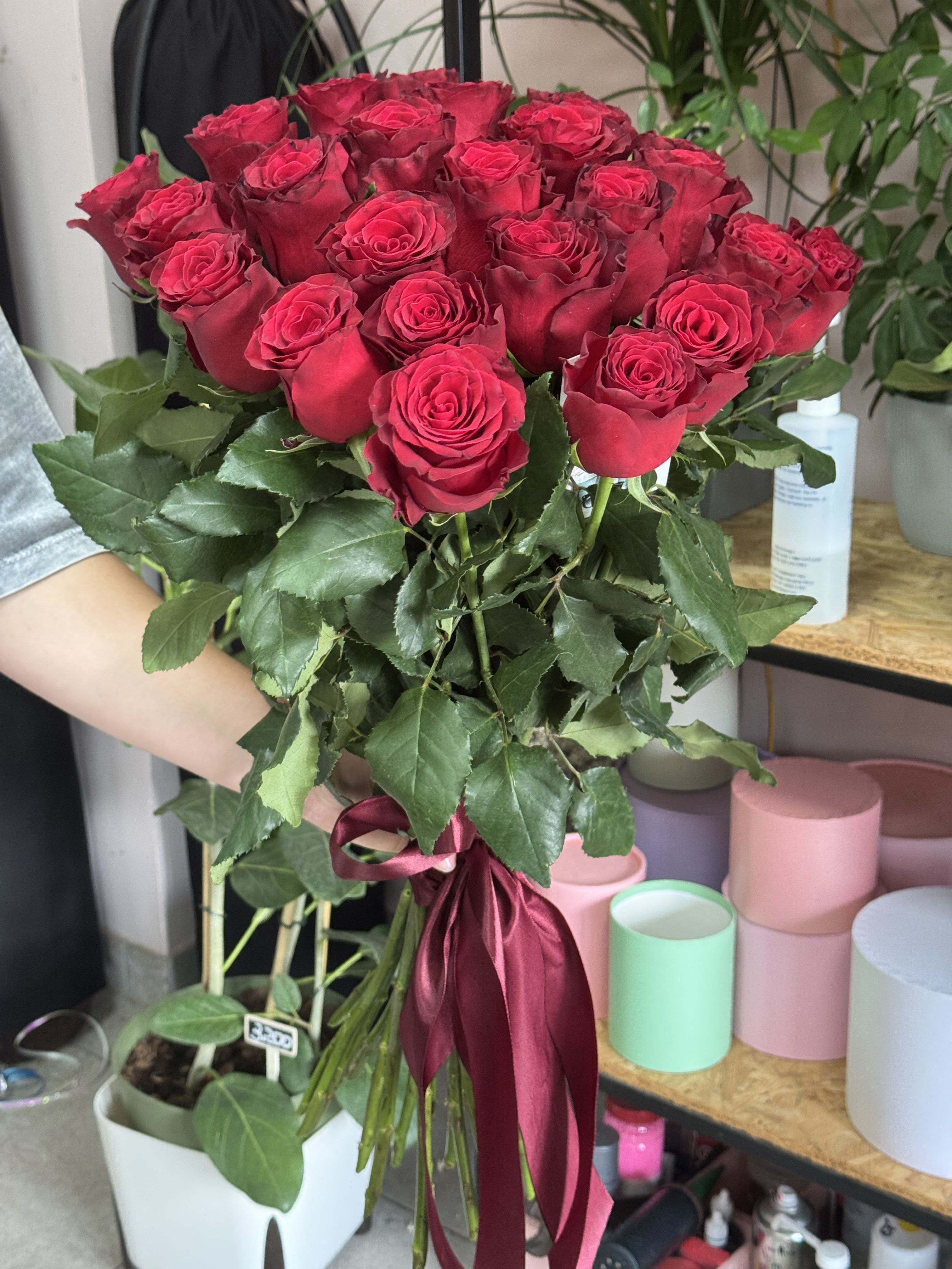 Букет з 25 бордових троянд