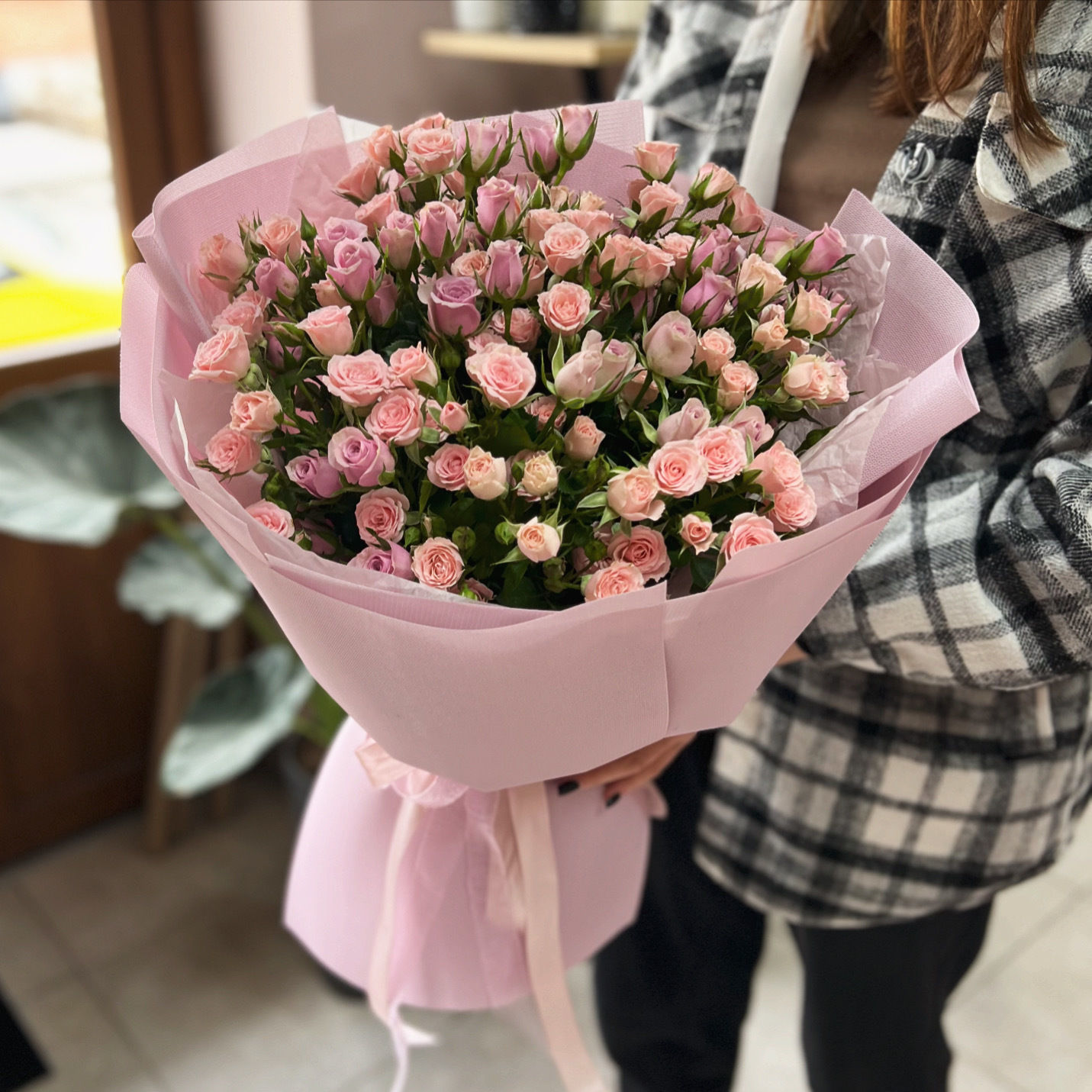 Букет з  23 кущових троянд