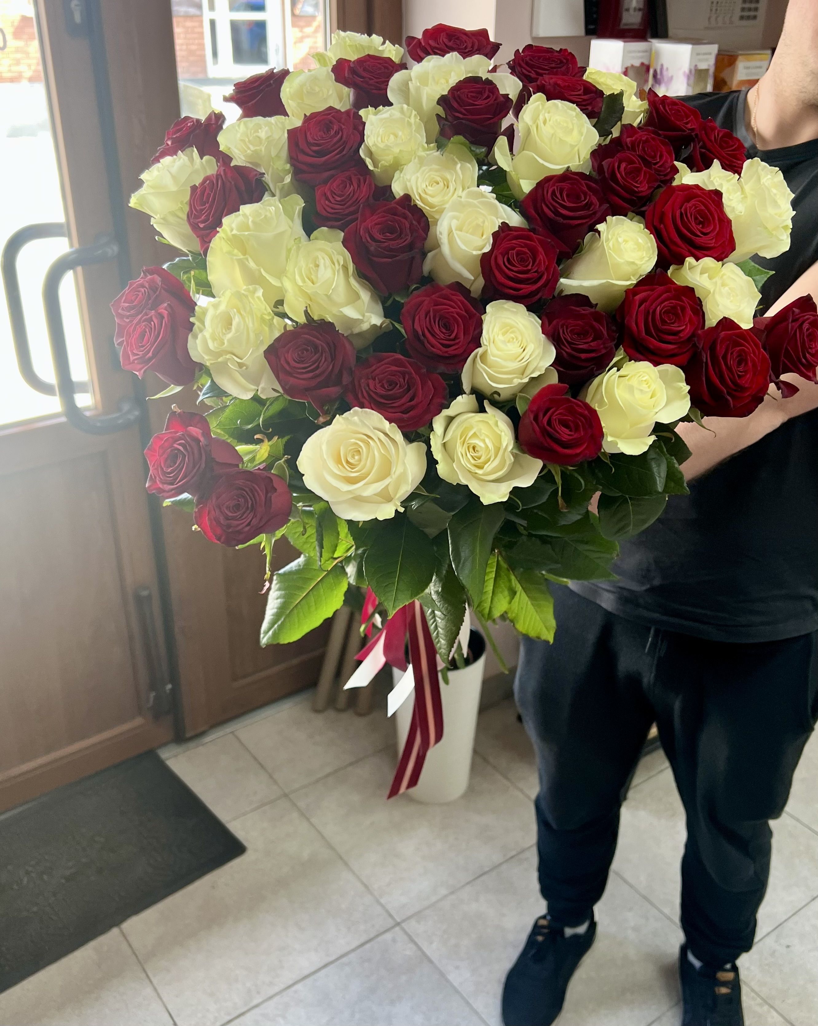 Букет з 51 білої та червоної троянди 