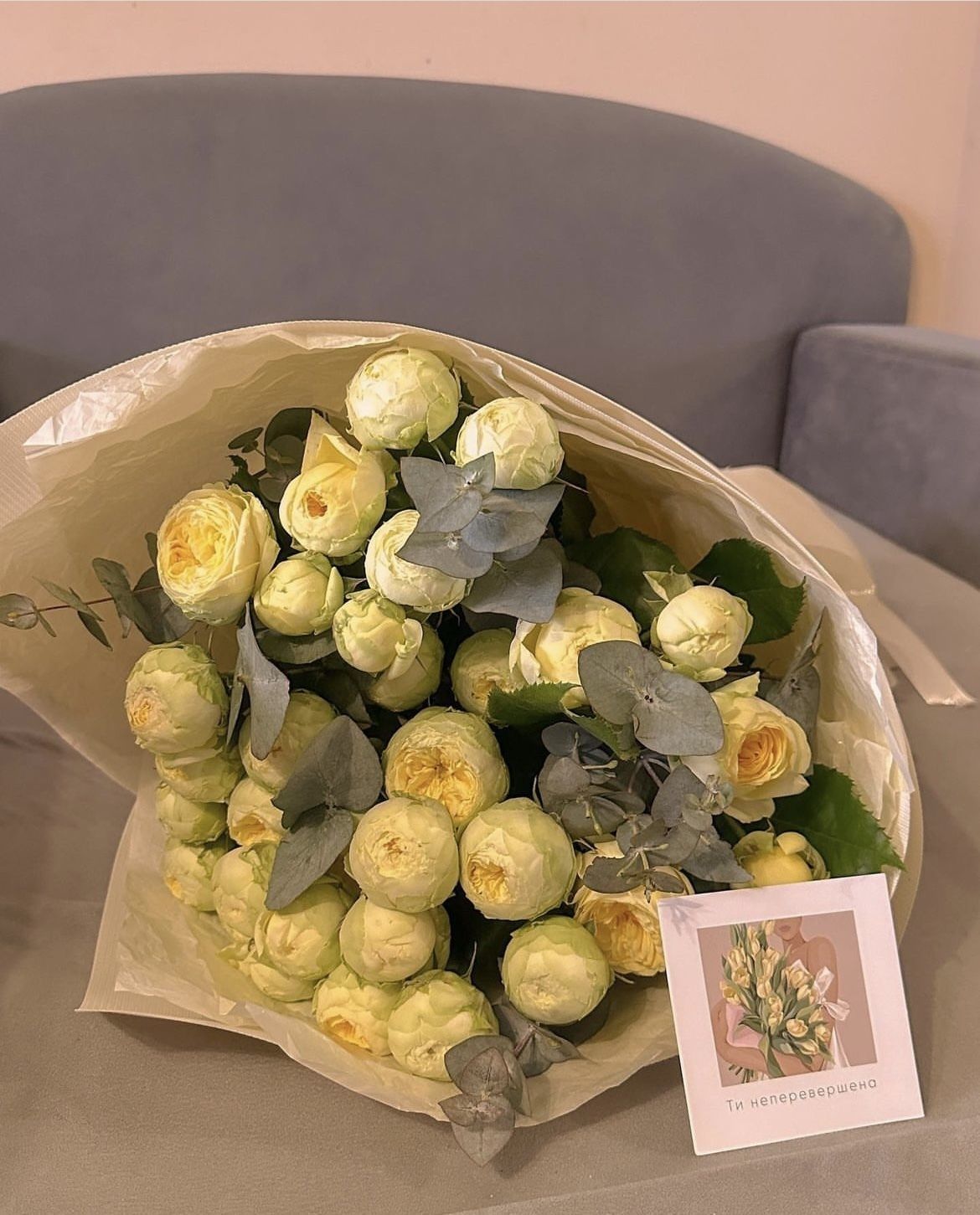 Букет з піоновидної троянди 