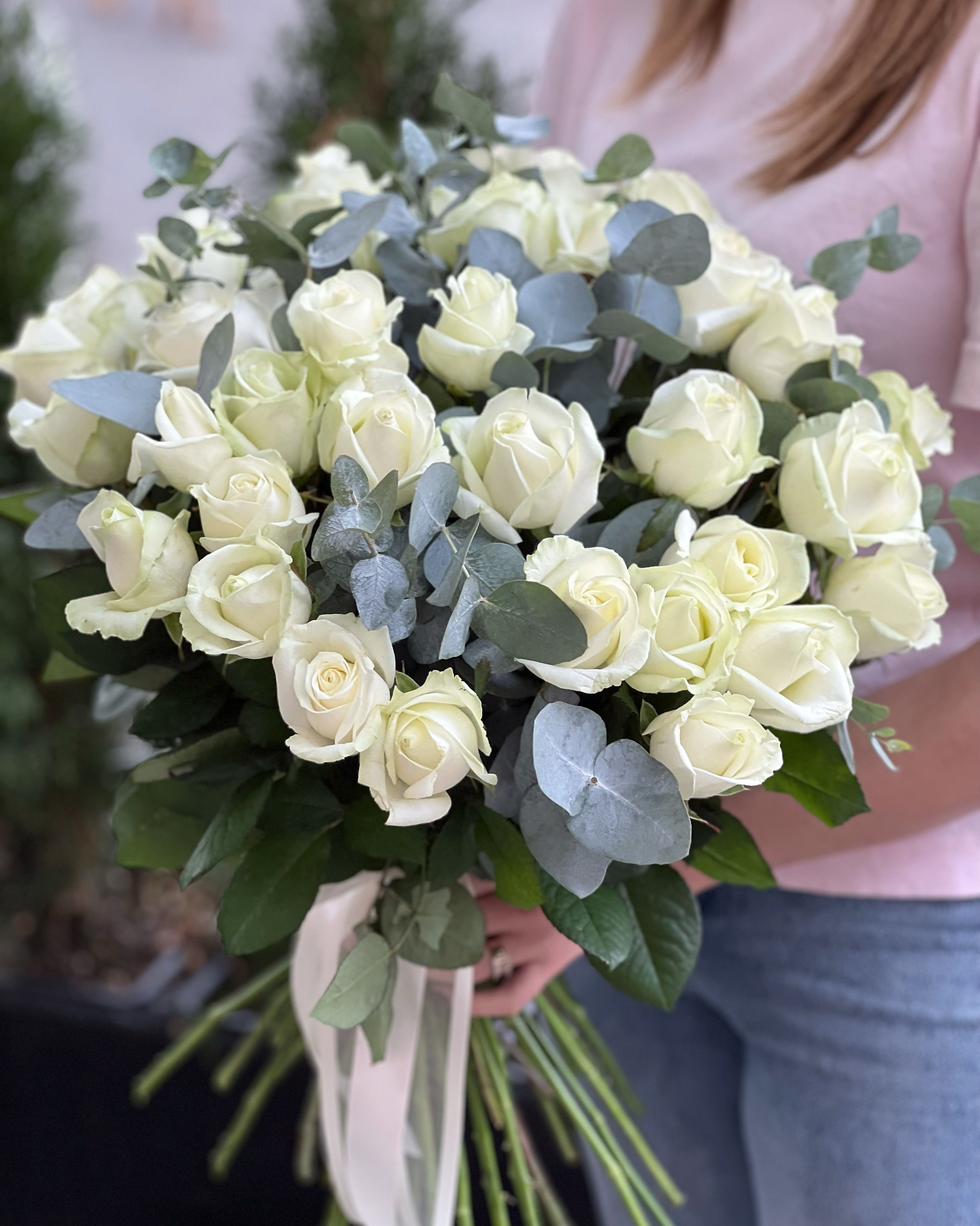 Букет з 41 білої троянди з евкаліптом 