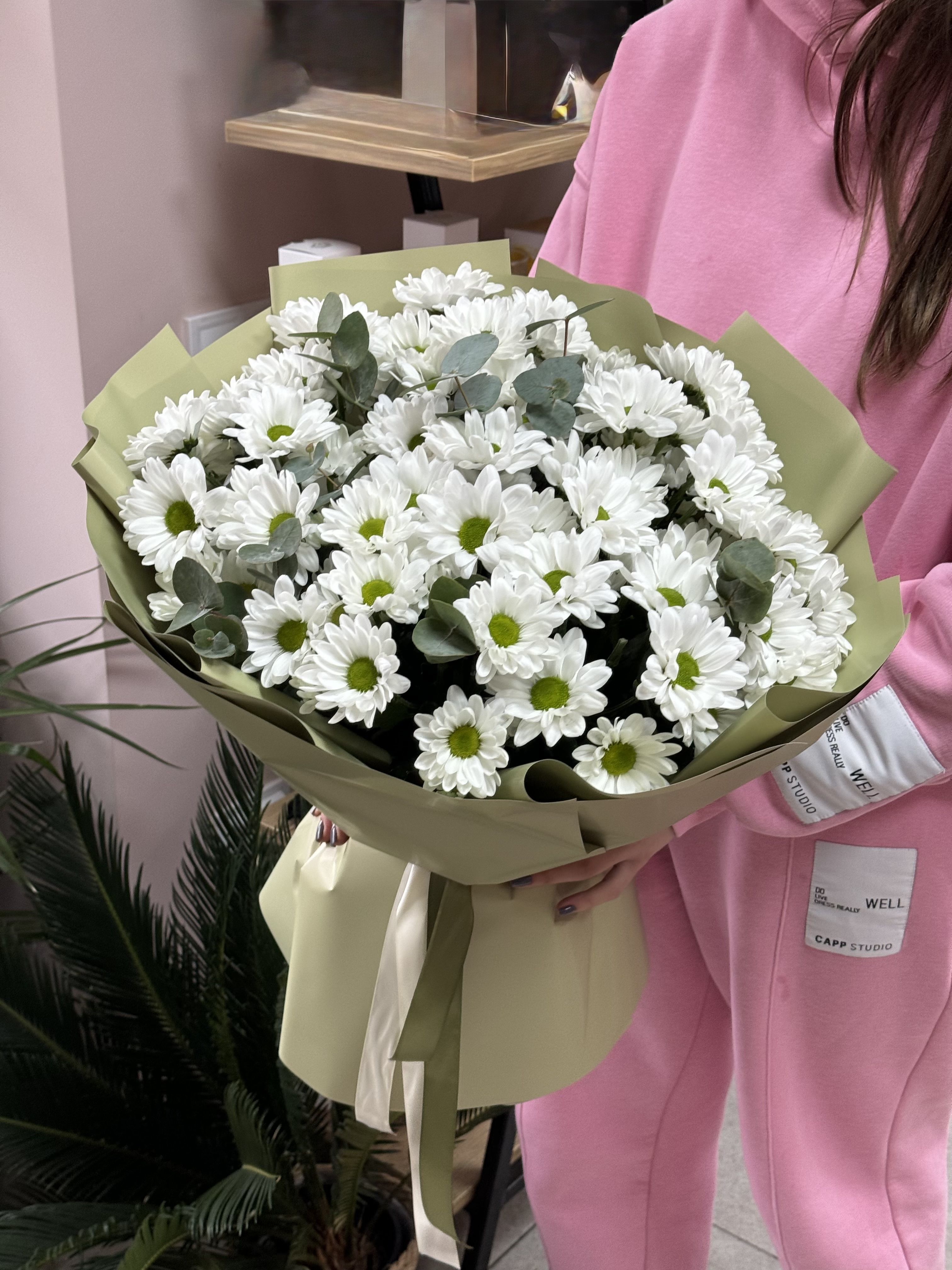 Букет з 13 ромашок із додаванням евкаліпту 