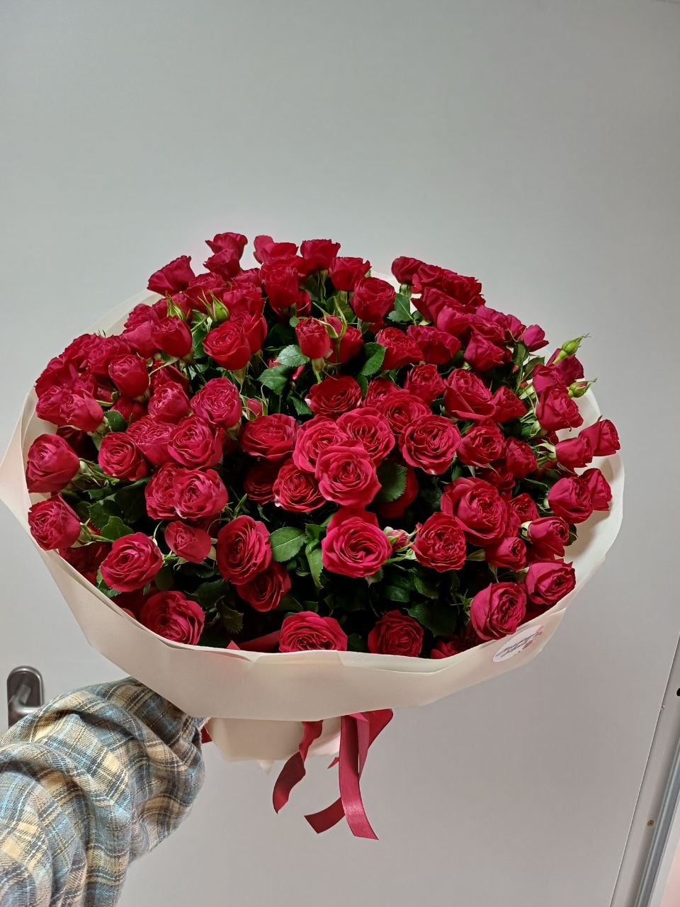 Букет з 19 кущових троянд 