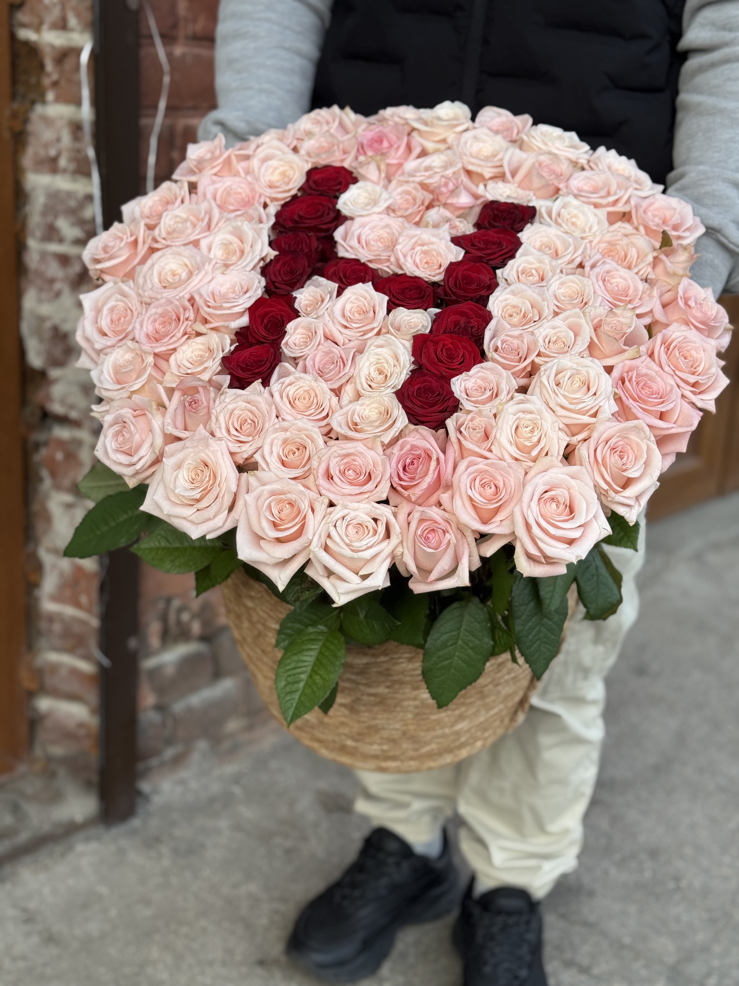 Корзина троянд з вашою буквою 