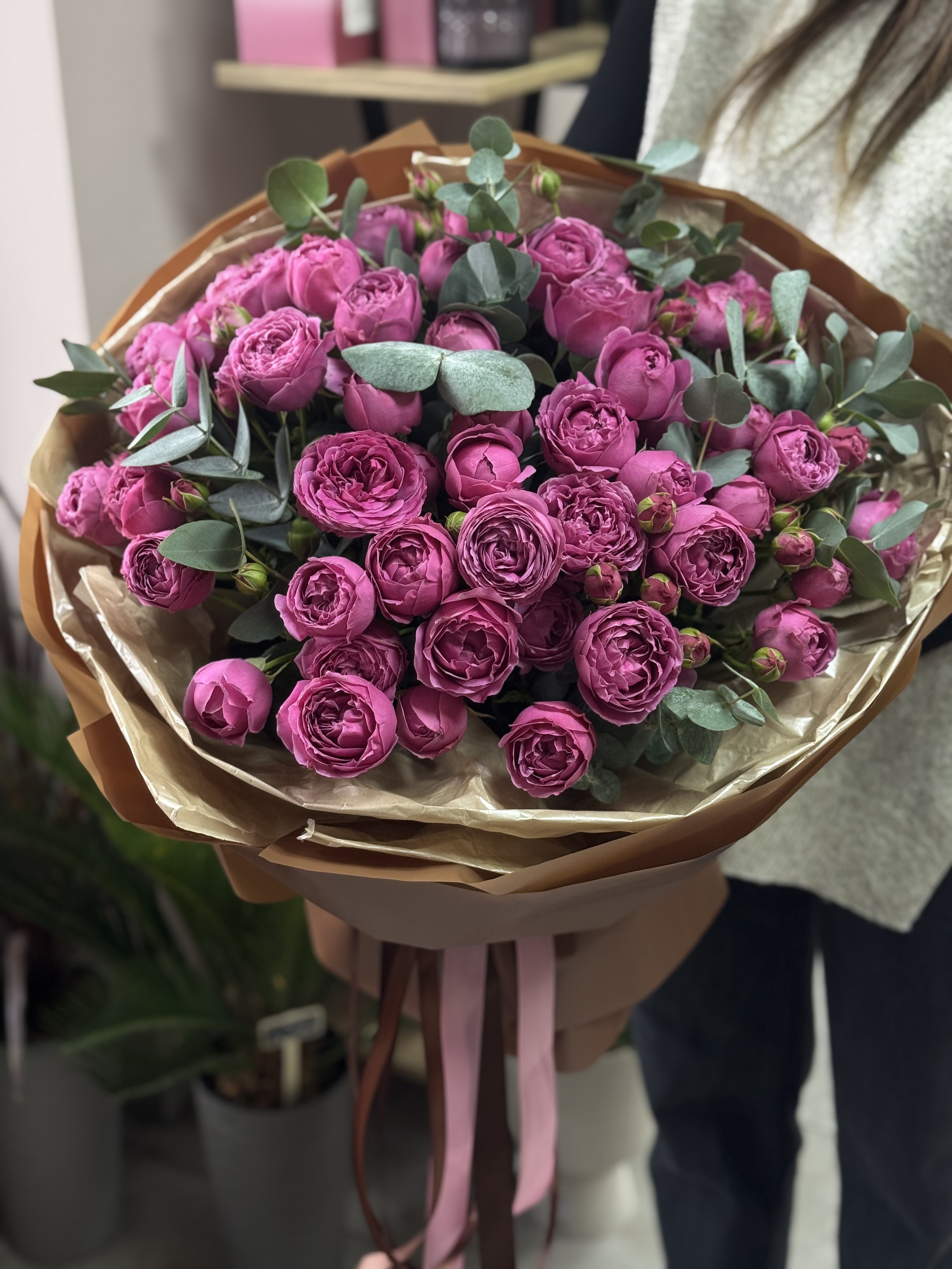 Букет з 21 піоновидної троянди з евкаліптом